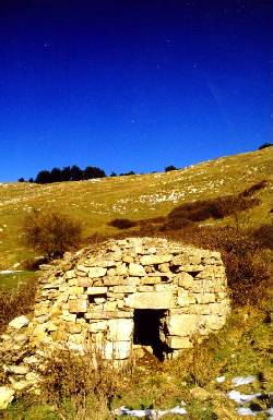 Casella alle pendici del Pizzo d'Evigno